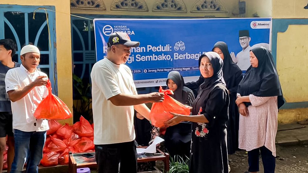 Collaboration Distributes 100 Staple Food Packages in West Sumatra
