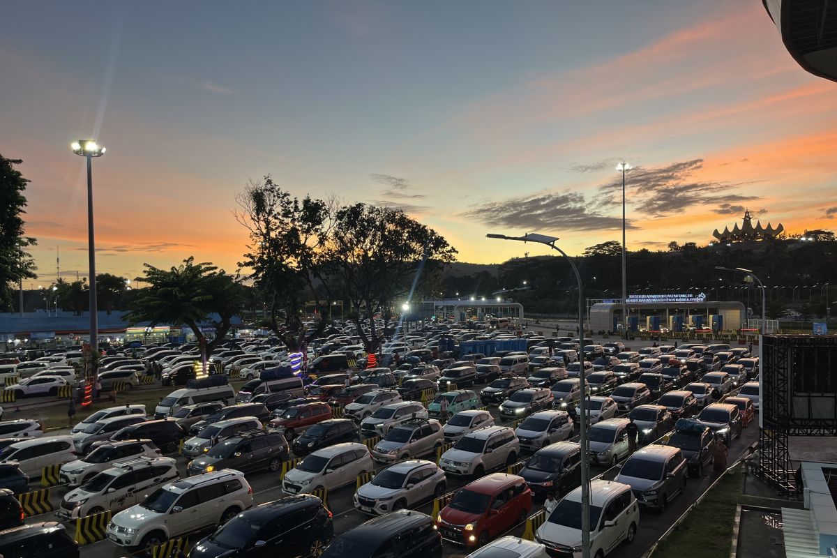 ASDP Bakauheni Implements TBB Scheme to Address Vehicle Queues During Return Flow