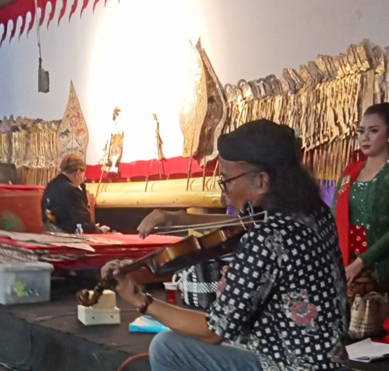 Shadow Puppet Performance on Tuesday Kliwon Night Floods RSPD Klaten Courtyard with Spectators