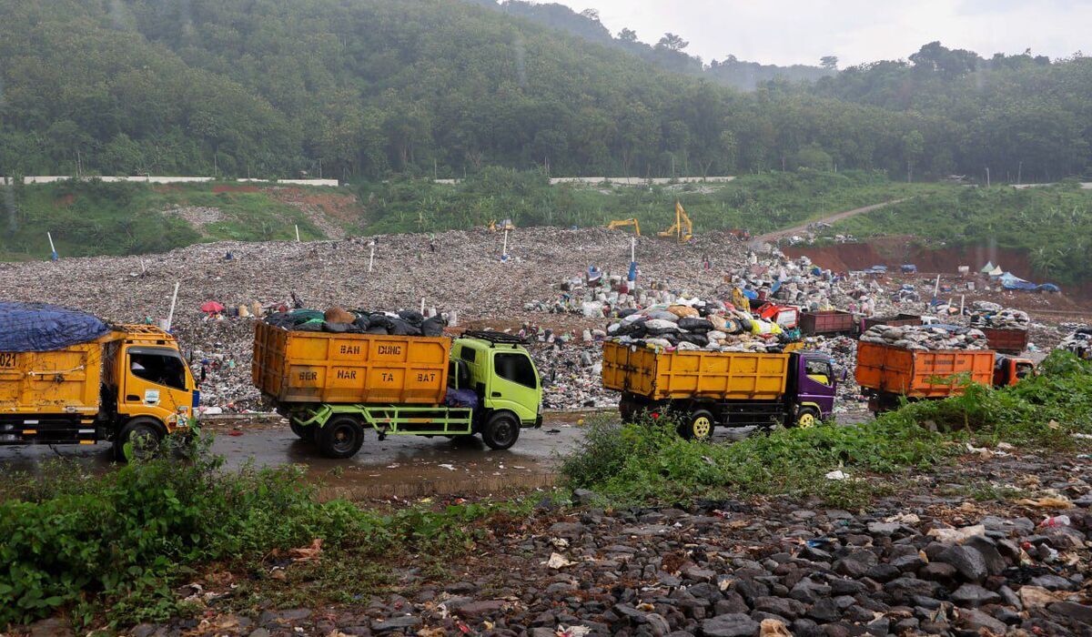 Sarimukti Landfill Reopens, 1,025 Bandung Environmental Agency Officers Clean Up Eid Garbage