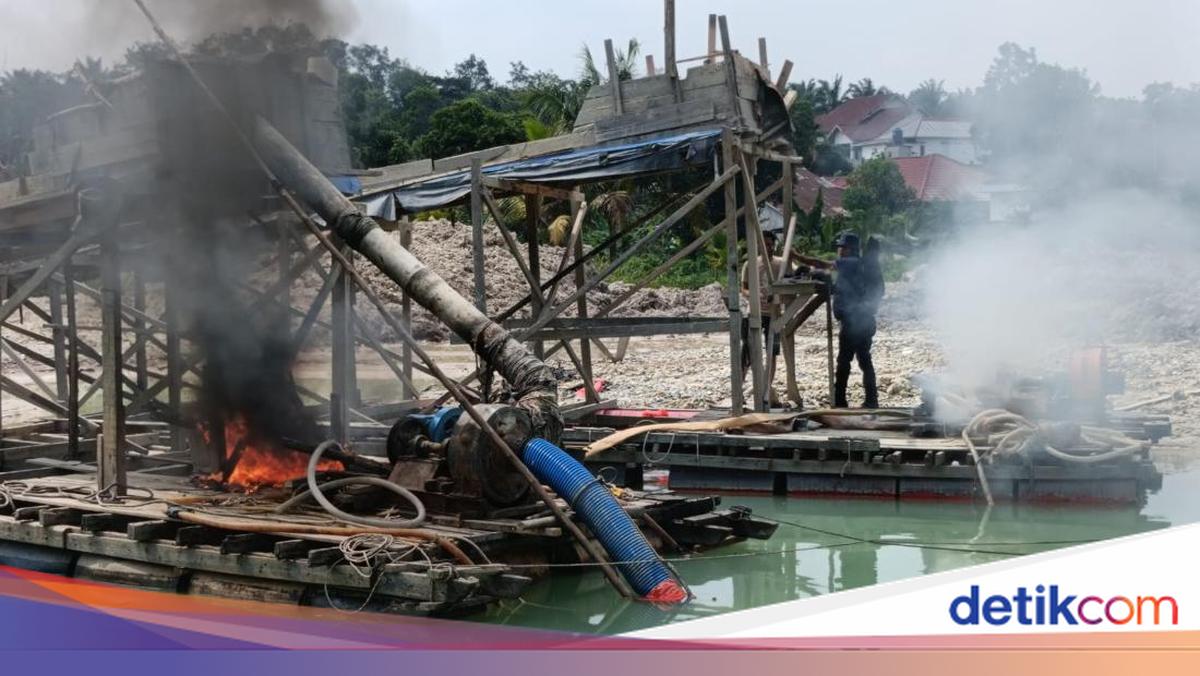 Police Take Firm Action Against Illegal Mining, Burning 3 PETI Rafts in Kuansing