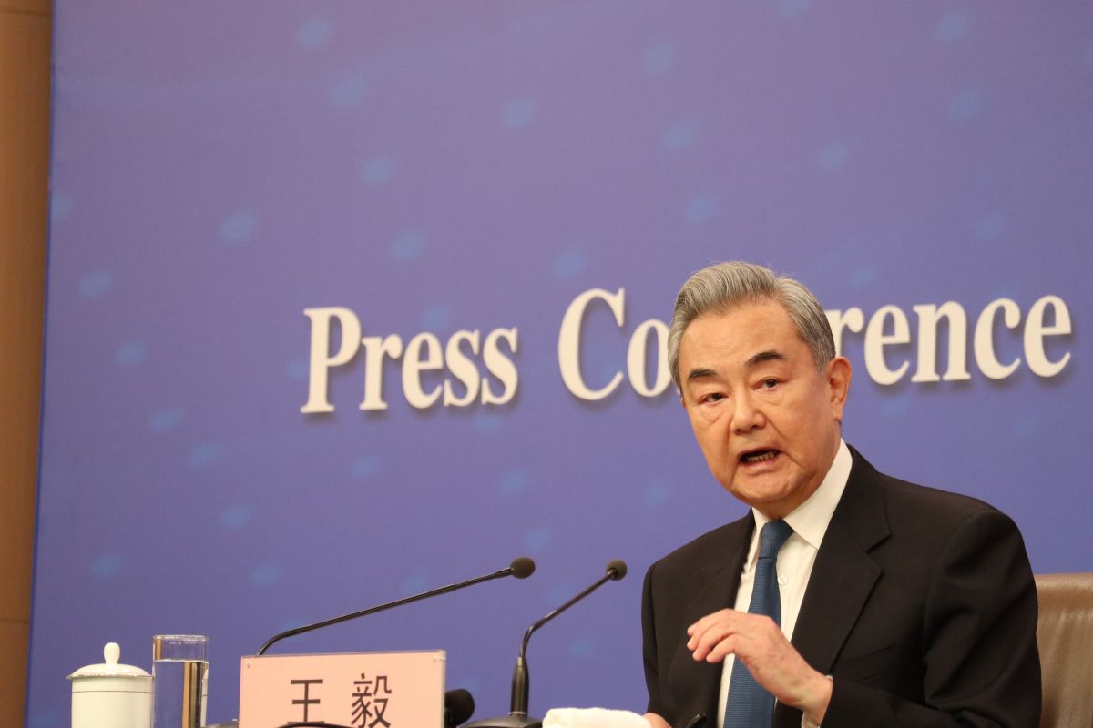 Chinese and Iranian Foreign Ministers Discuss Efforts to End the War Over Phone