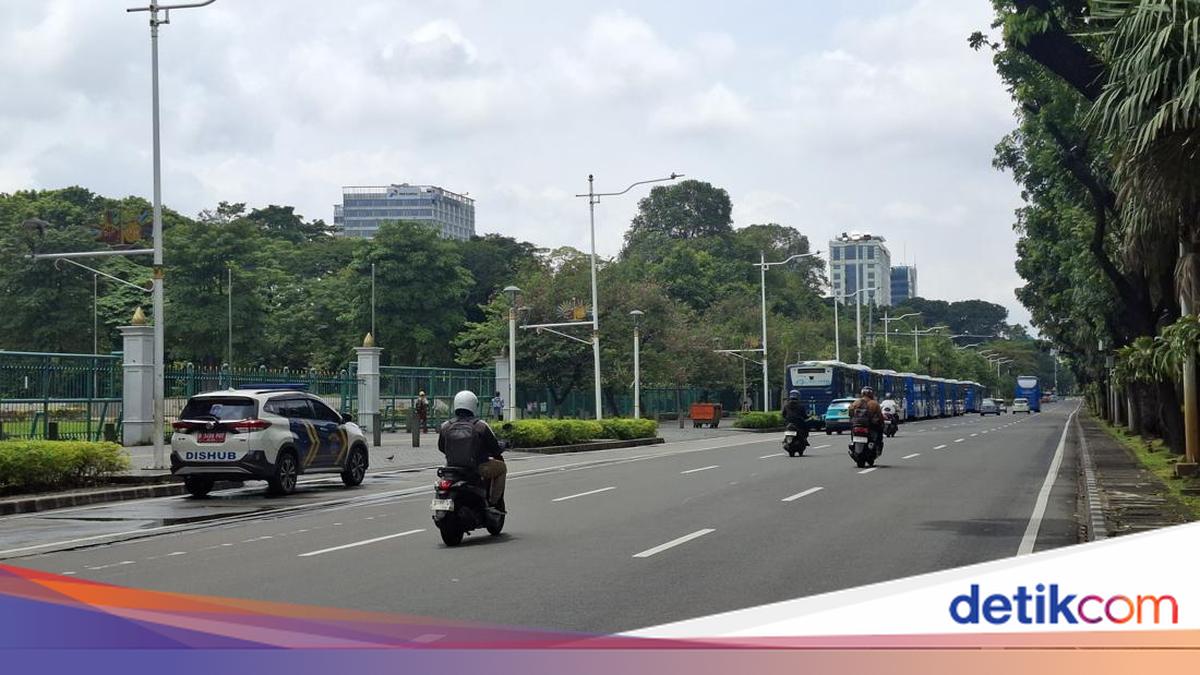 Illegal Parking Near Monas Leads to Car Tyres Being Deflated