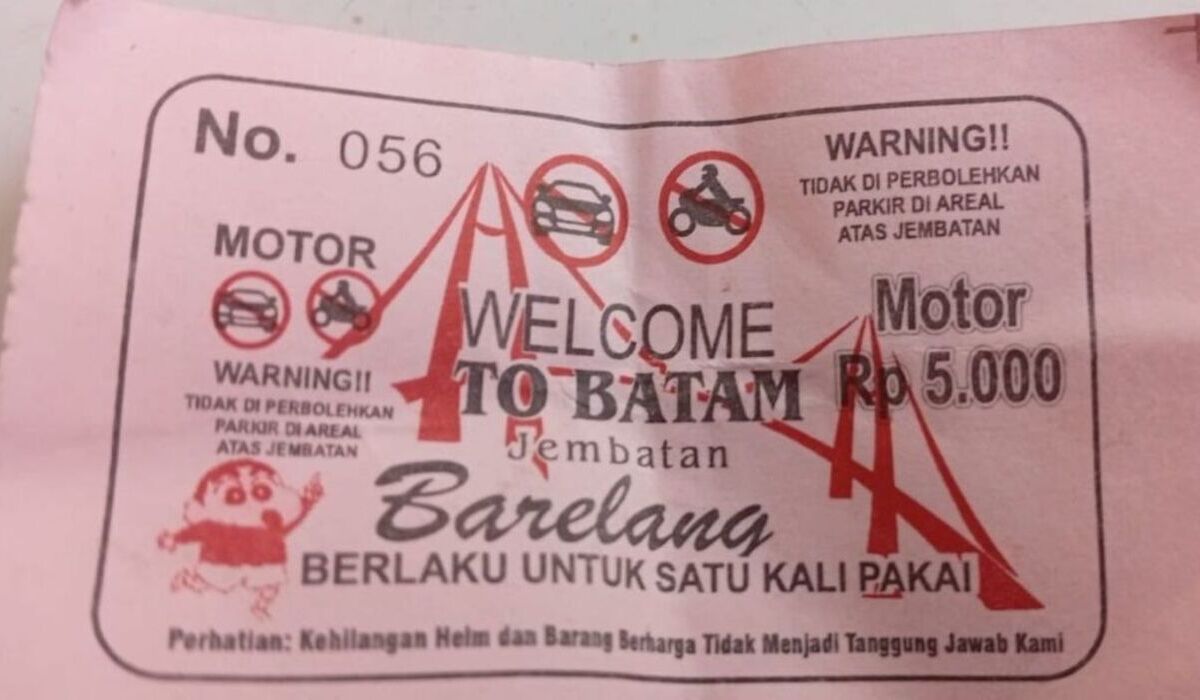 Illegal Parking Practices Emerge in Barelang Bridge Area, Batam, During 2026 Eid Holiday