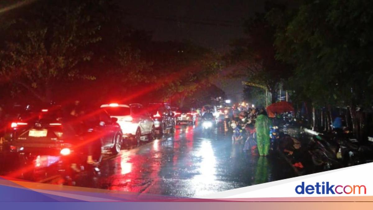 North Coast Route in Pasuruan Flooded Tonight, Traffic Paralysed