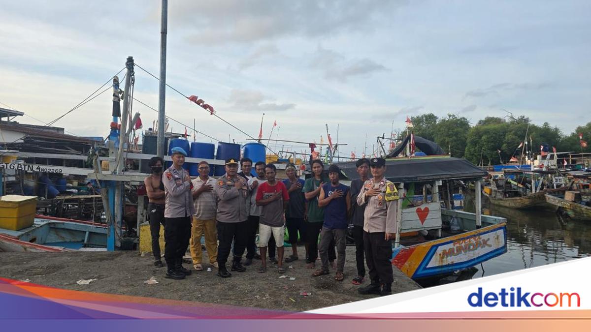 Police Patrol Tangerang Coastline, Remind Vessels Not to Carry Excess Cargo