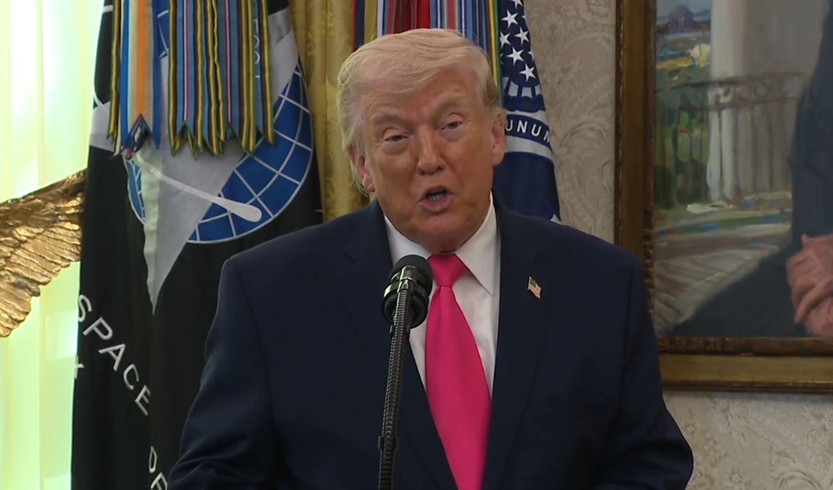 Trump Claims to Receive 'Major Gift' from Iran Regarding the Strait of Hormuz