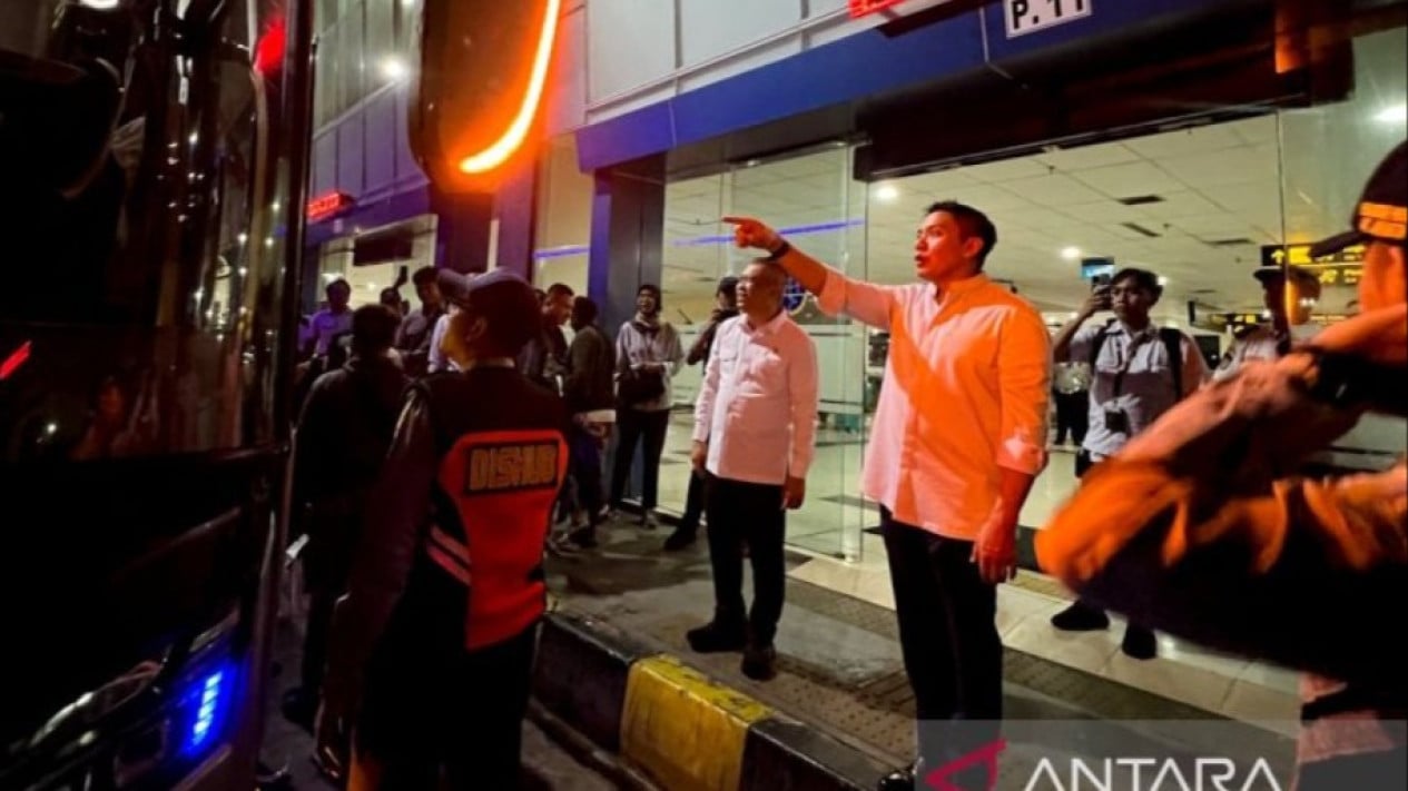 Cabinet Secretary Teddy and Transport Minister Inspect Post-Eid Return Flow at Pulo Gebang Terminal