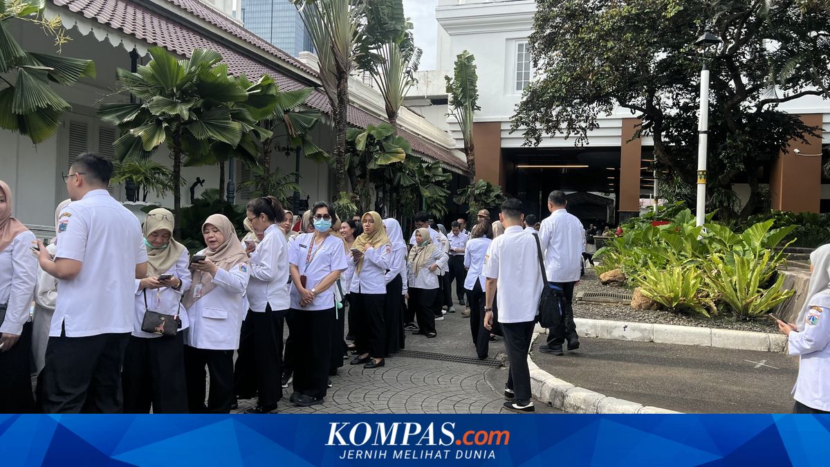 Long Queues as DKI Civil Servants Enthusiastically Join Halalbihalal at City Hall