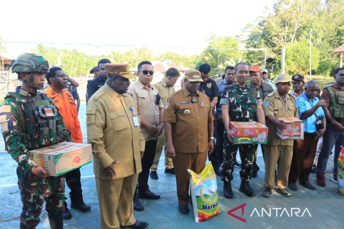 Maybrat Regency Government and TNI-Polri Distribute Food Aid Post-Shooting Incident