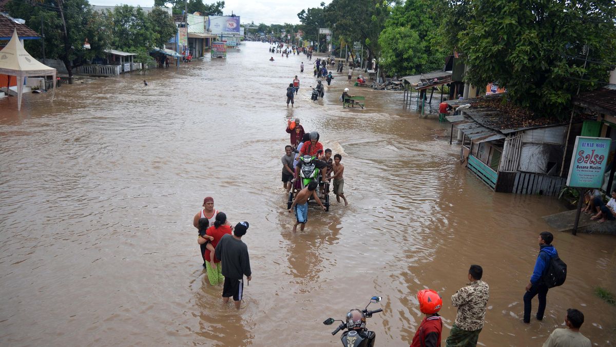 Pasuruan North Coast Route Normal Again After Flood Paralysis