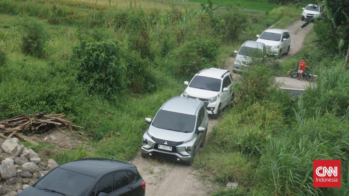 Holiday Travellers Stray into Rice Fields, Alternative Route to Purwomartani Toll Gate Removed