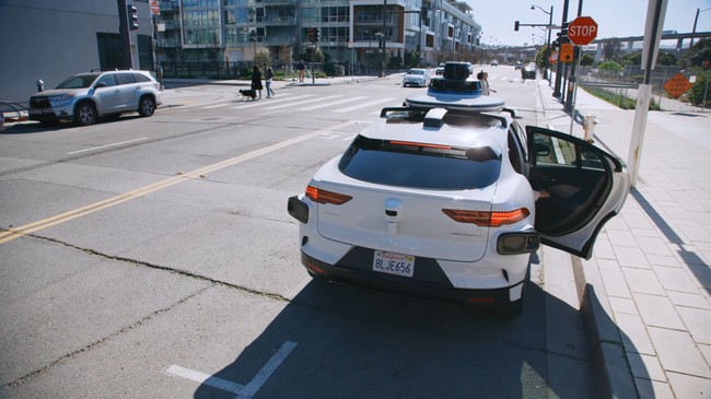 New Profession: Closing Taxi Doors, Earnings Reach Rp 400,000