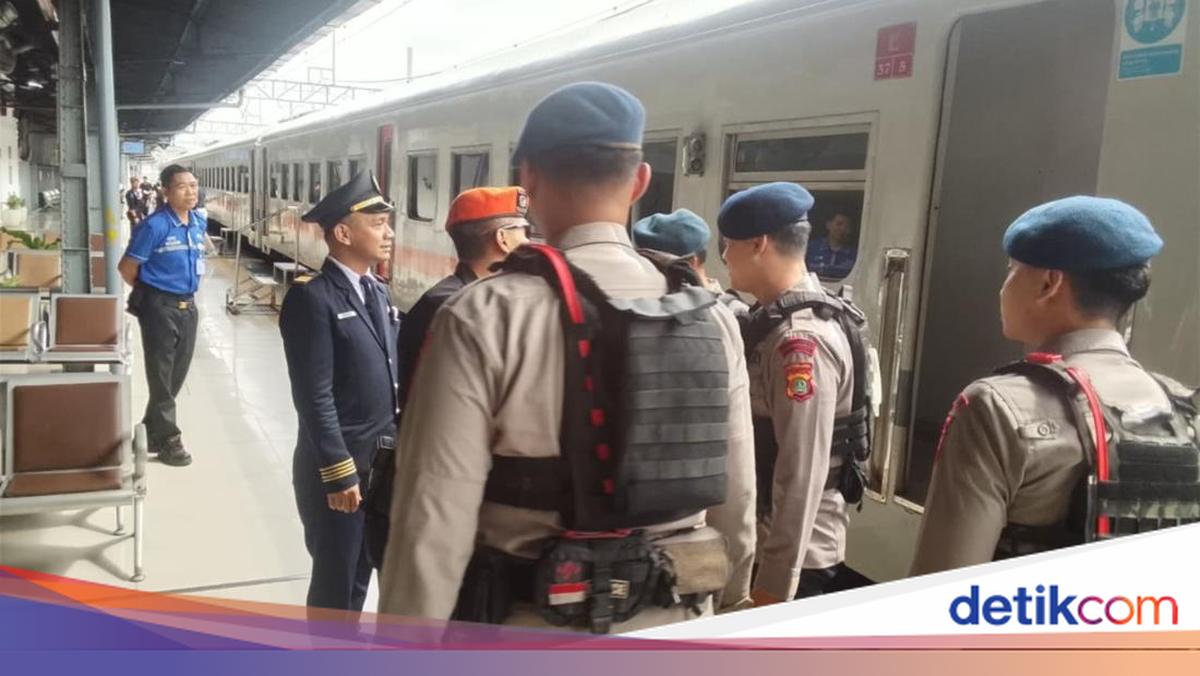 Brimob of Metro Police Patrols Pasar Senen Station to Ensure Passenger Safety