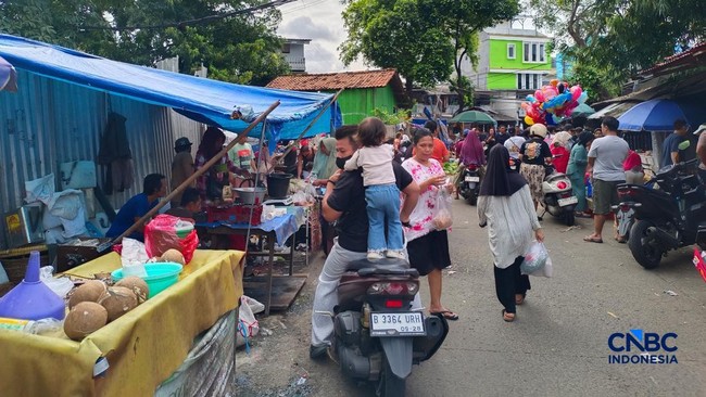 Scenes from Jakarta Markets After Eid, Overflowing to the Outside