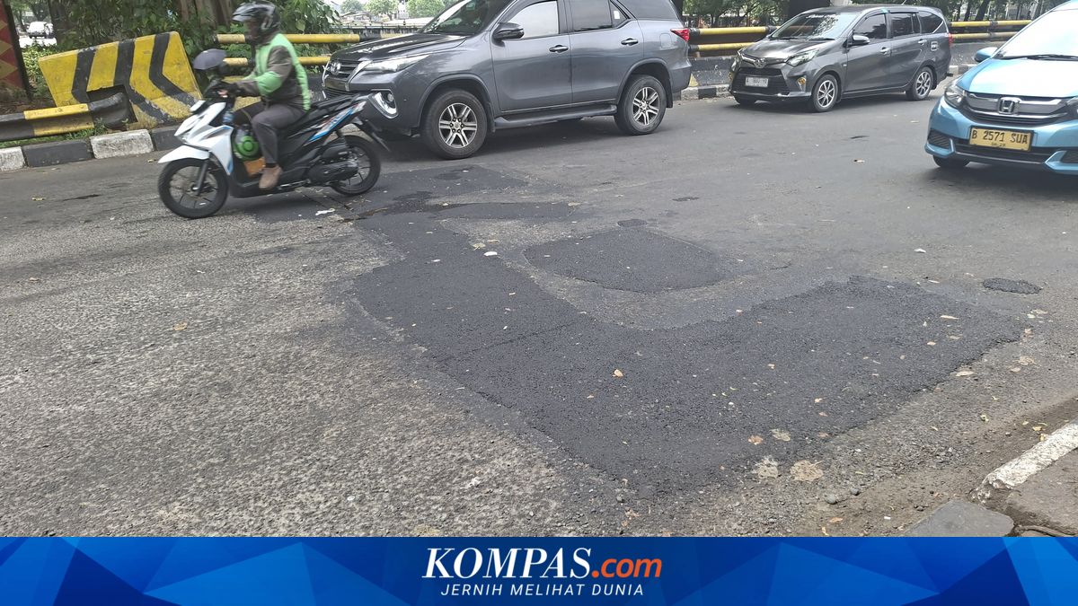 Damaged Road at Daan Mogot Intersection in West Jakarta Repaired with Asphalt