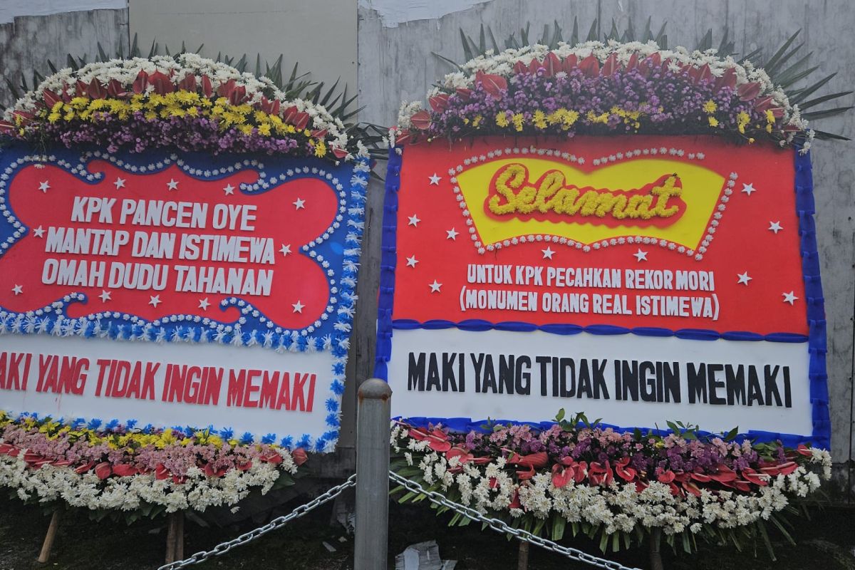 KPK Views Banners and Flower Arrangements from MAKI as Positive Public Expression