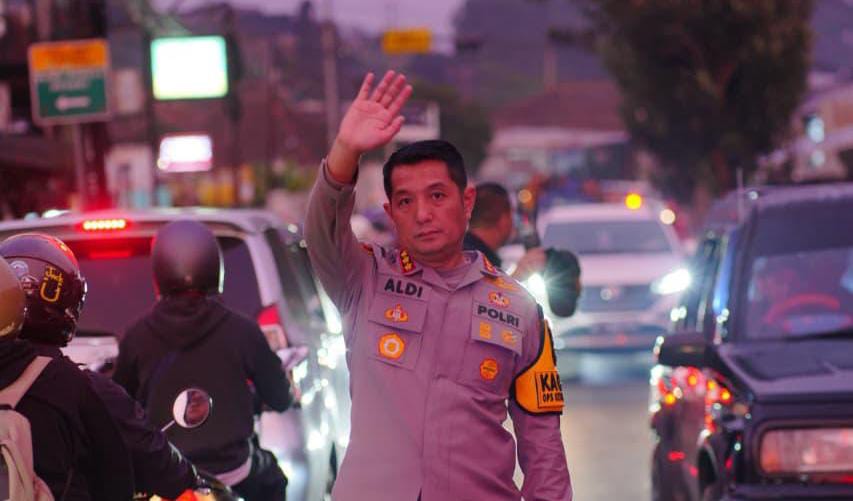 Tourist Surge Prompts Bandung Police Chief to Directly Address Traffic Congestion on Pacira Route