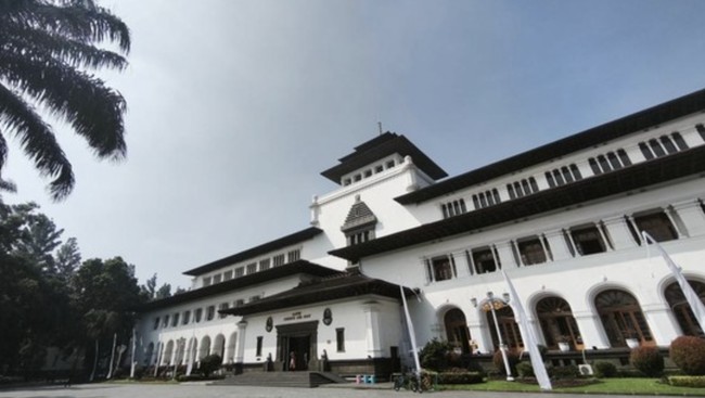 Bandung: Capital of Sub-Culture and Spearhead of Indonesia's 'New Diplomacy'