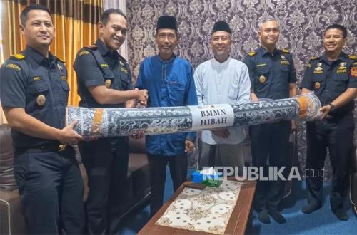 Bengkalis Customs Office Distributes Grant of 60 Rolls of BMMN Carpets to Pesantren and Orphanages