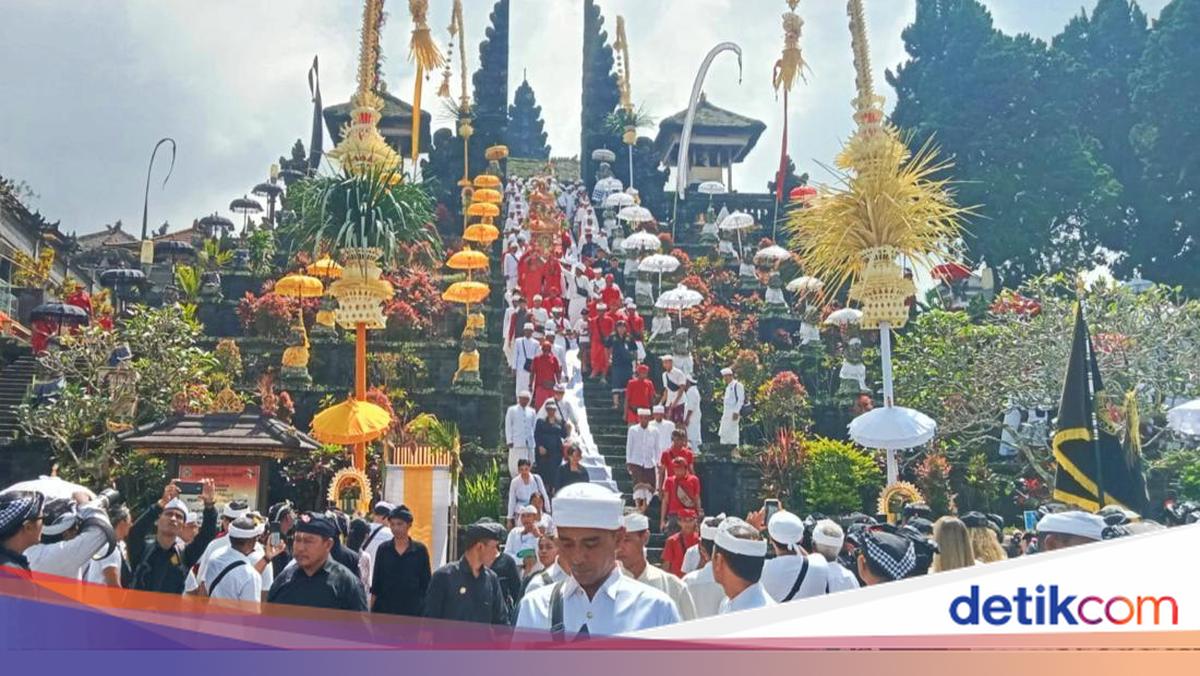 Devotees Prohibited from Bringing Plastic to Besakih Temple, Canang Remnants Must Be Taken Home