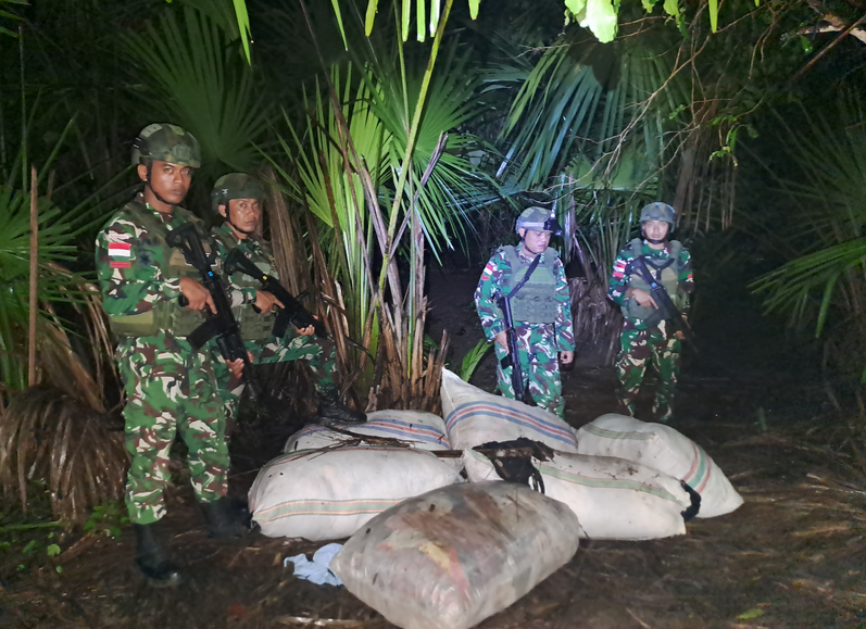 Indonesian Military Thwarts Smuggling of 6 Sacks of Second-Hand Clothing in RI–East Timor Border