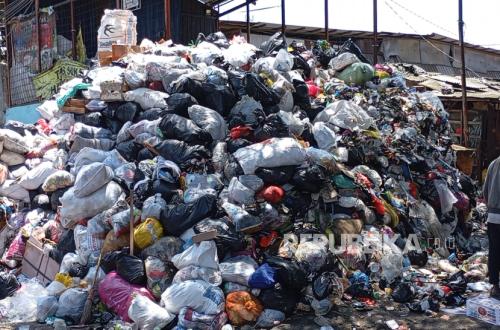 Mountains of Rubbish Pile Up at Temporary Waste Site in Bandung During Eid Holiday