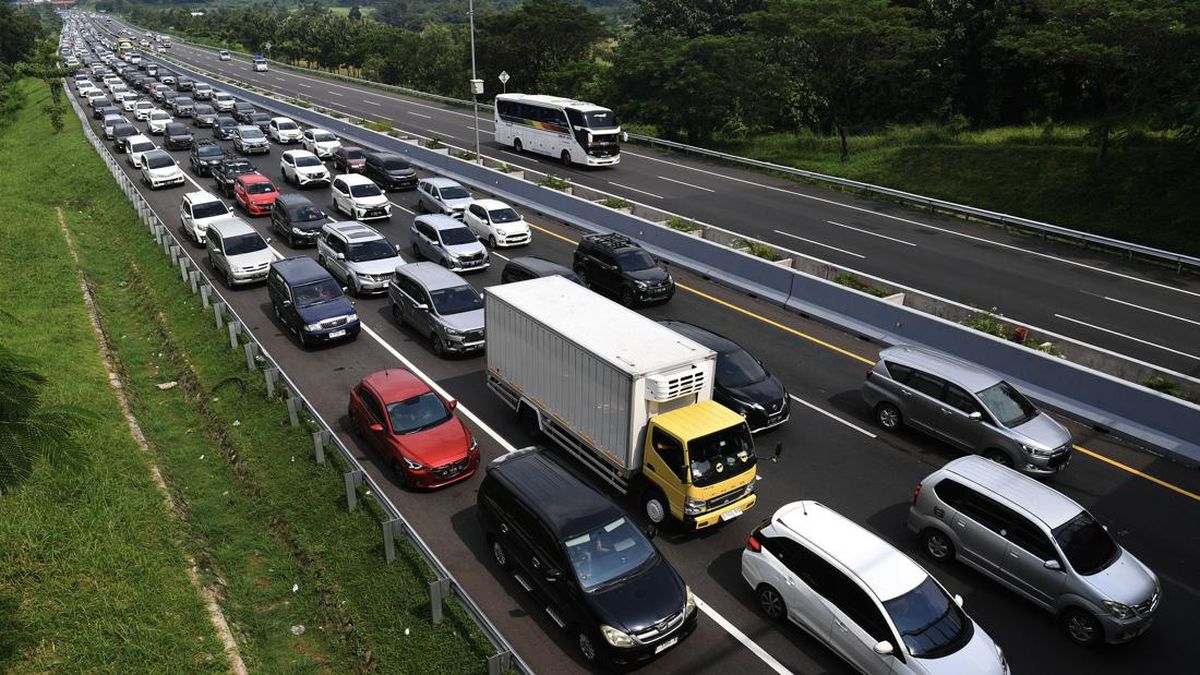 Defying Ban, 10 Three-Axle Vehicles Penalised on JORR Toll Road