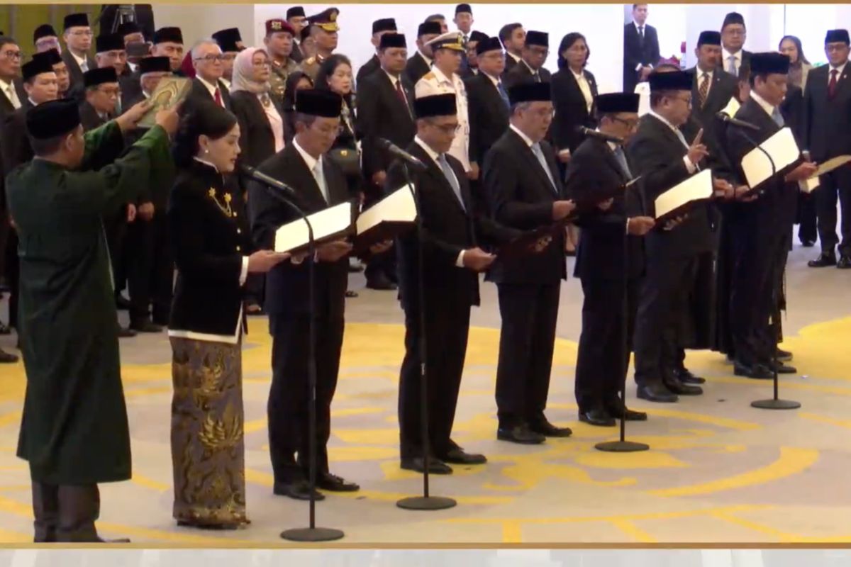 Friderica and six OJK Commissioners take oath of office at the Supreme Court for 2026-2031 period