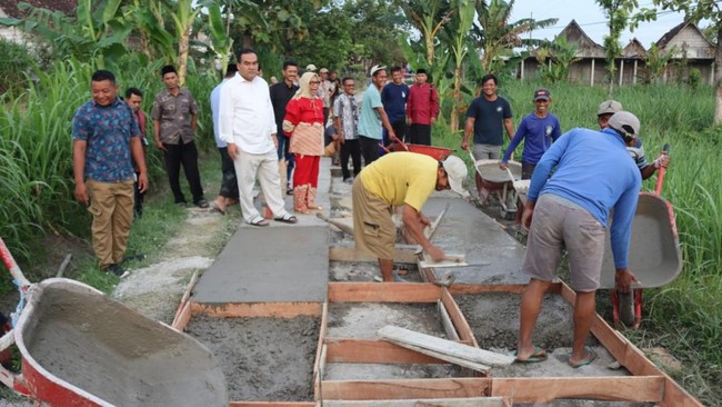Blora Regent 'Descends the Mountain' to Inspect Damaged Road in Nglebak Village