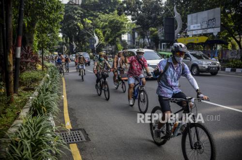 Saving Fuel, Mataram Officials Required to Cycle to the Office