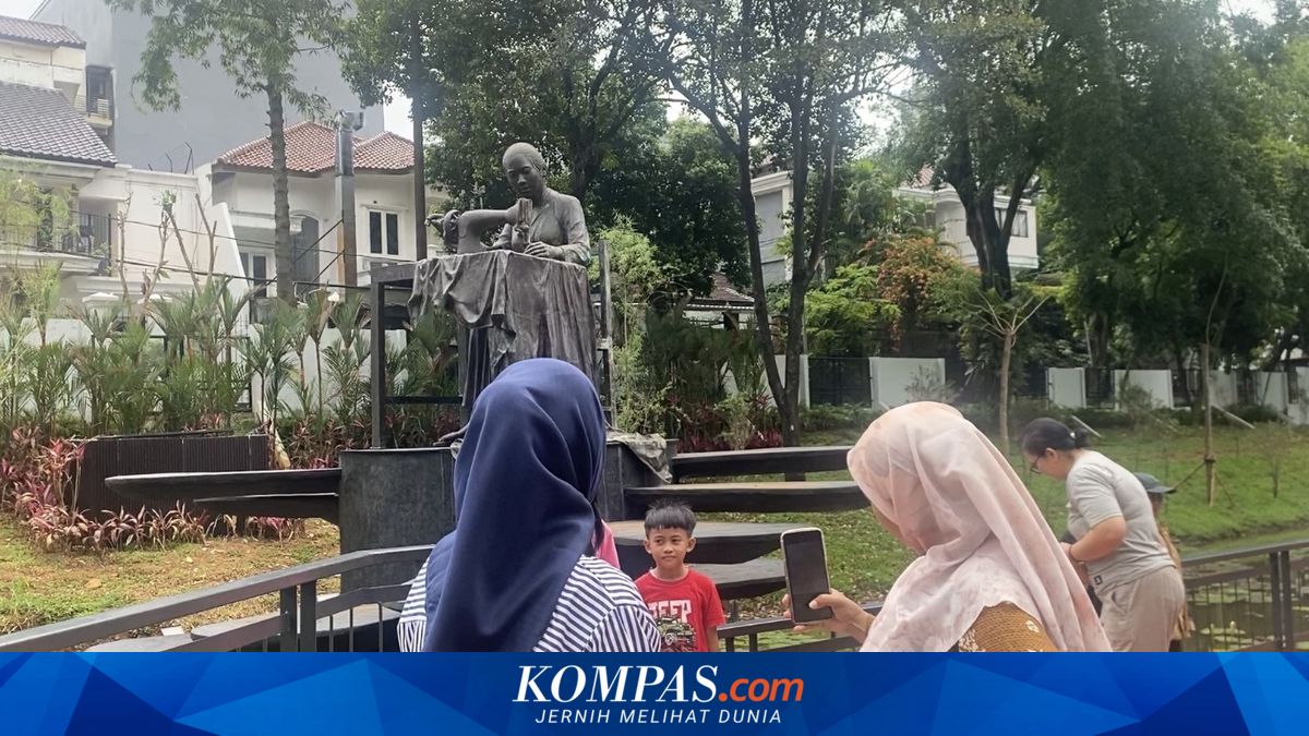 Fatmawati Statue in Heritage Flag Park Deemed in Need of Information Board for Children's Education