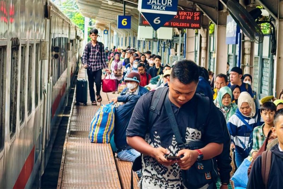52,000 People Arrive in Jakarta by Train on Thursday