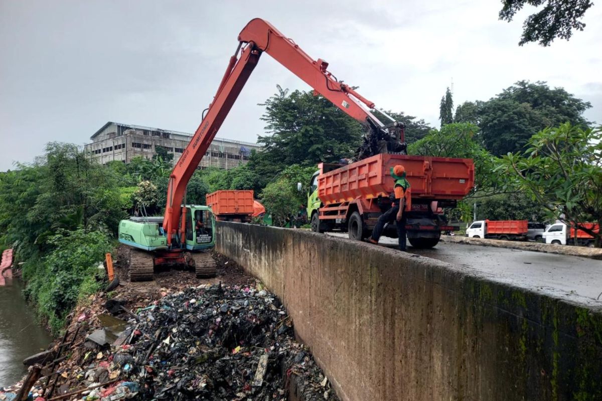 DKI DLH Assures No Waste Dumping in Tanah Kusir Cemetery Canal
