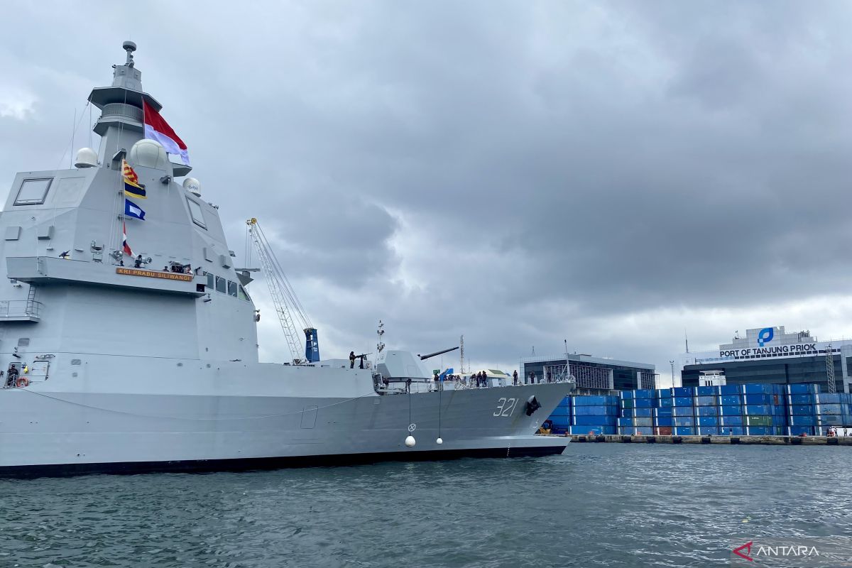 KRI Prabu Siliwangi-321 docks in Jakarta after sailing from Italy