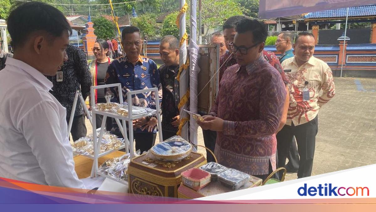 Inmates' Creations from Across Bali Sold at Bazaar, Including Paintings and Crafts