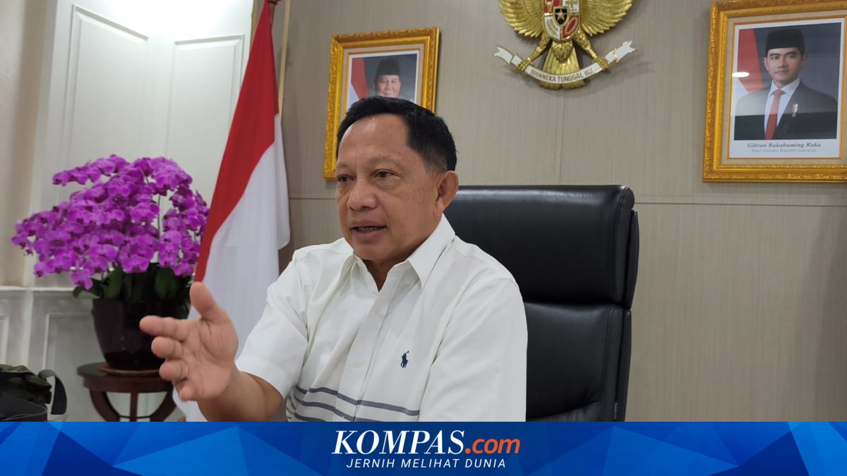 Home Affairs Minister Says Civil Servants Who Go Out During WFH Can Be Detected, Location Tracked via Mobile Phones