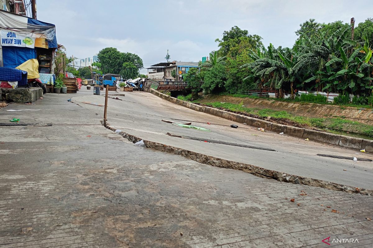 Road collapse in Pulogadung hampers drivers' mobility since Eid