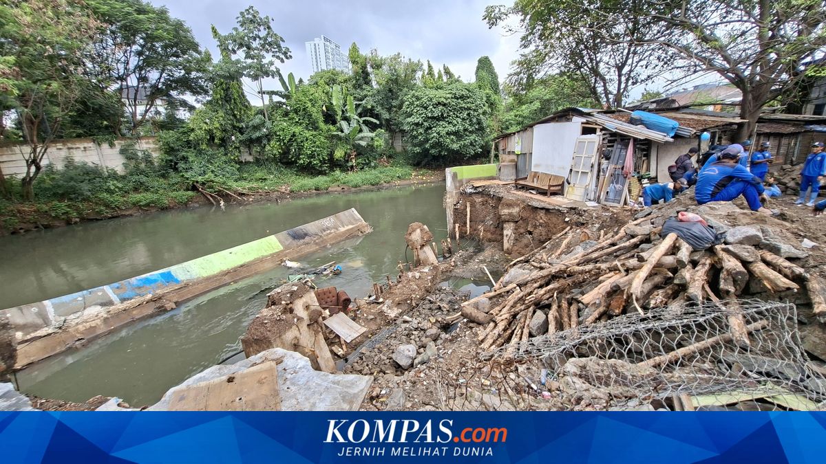 Angke River Embankment in Rawa Buaya Collapses, One House Destroyed
