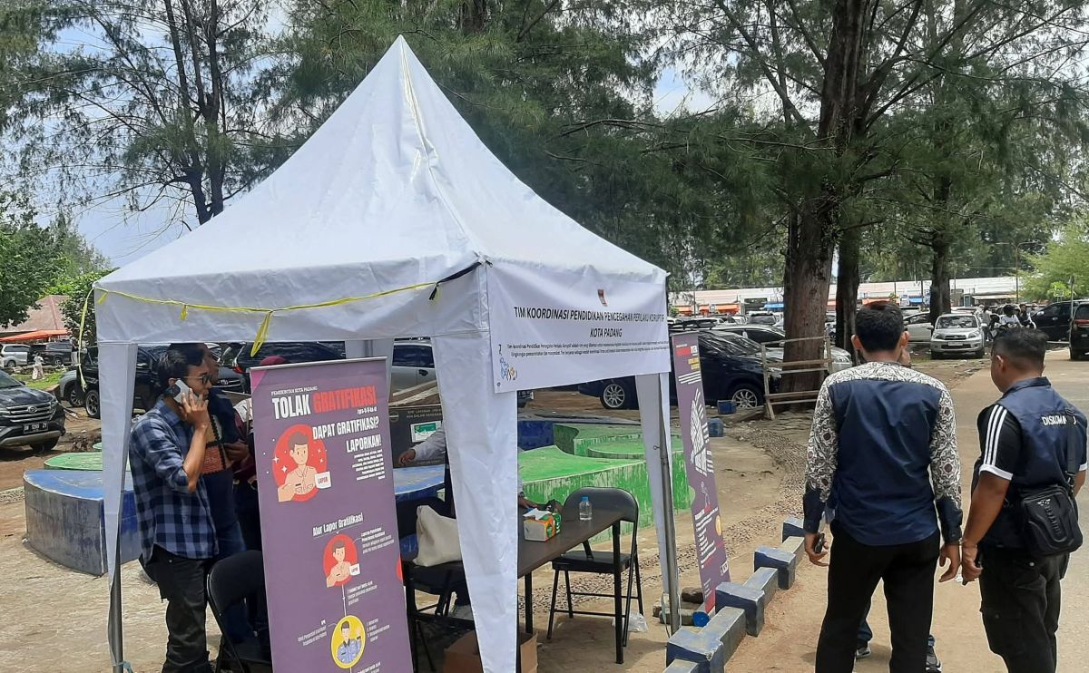 Tourists Flock to Air Manis Beach During Eid Holiday, Inspectorate Conducts Socialisation on Preventing Illegal Levies at Tourist Destination