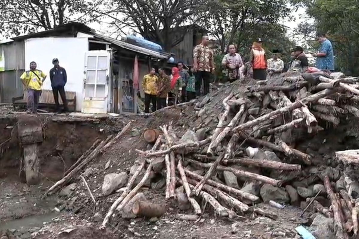 Angke River Embankment in West Jakarta Collapses, Damages a House