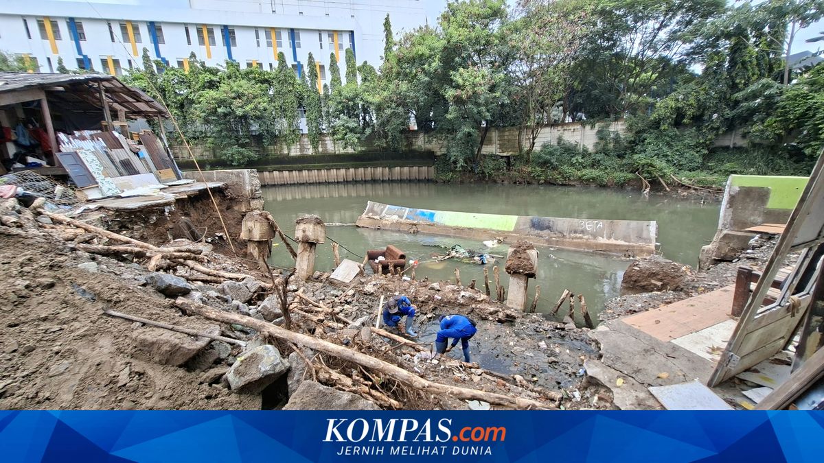 Angke River Embankment Collapses, Suspected Due to Erosion and Illegal Buildings