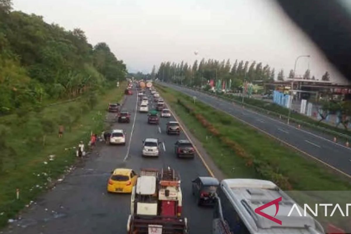 Traffic on Cipali Toll Road Slows Due to Vehicles Stopping on the Shoulder