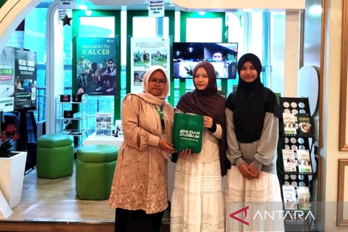 Indonesian students in Kuala Lumpur donate to Sumatra disaster victims