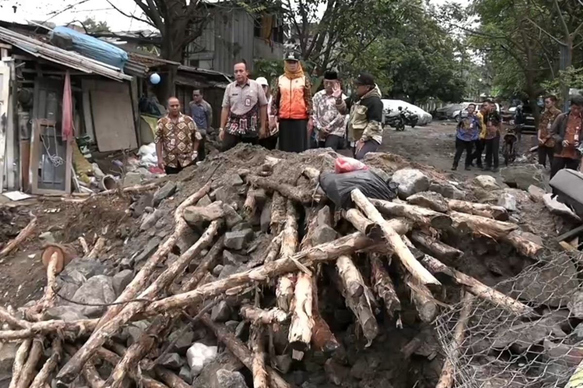 West Jakarta City Government installs gabion barriers after Kali Angke embankment collapse