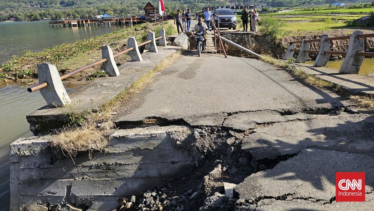 Main Bridge Connecting Kupang to Timor Leste Collapses, Traffic Disrupted