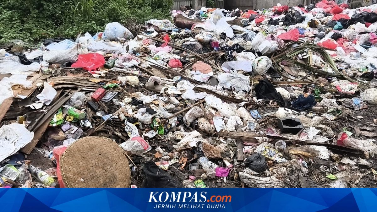 Sight of a Mountain of Rubbish in Duren Village, Tangerang, with Overpowering Odour and Many Maggots