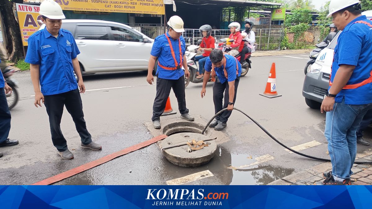 PAM Jaya Manhole Cover in Pondok Gede Lifts, Traffic Temporarily Disrupted