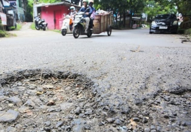 Jalan Sawangan Permai Rusak Lagi, Residents Demand Comprehensive Repairs