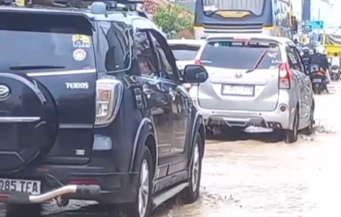 Floods in Ketanggungan District, Brebes, Disrupt Return Journey of Holidaymakers